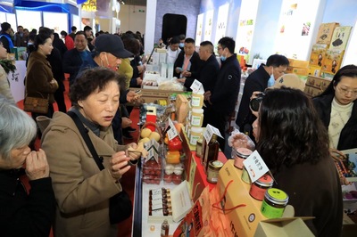 江蘇330種名特優(yōu)農(nóng)產(chǎn)品驚艷展銷，春茶竹筍小龍蝦成亮點(diǎn)